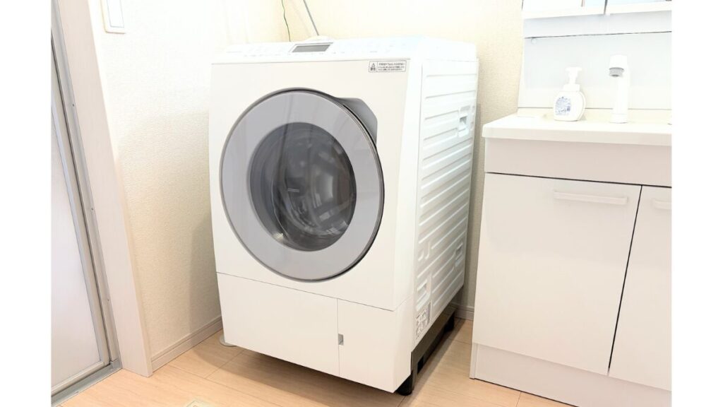 パナソニックドラム式洗濯乾燥機NA-LX127DLを洗面所に設置した様子