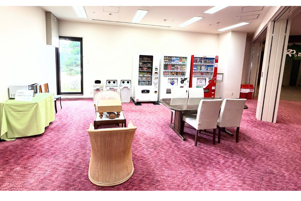 ダイヤモンド滋賀1階エレベーター横の自動販売機コーナー。ソフトドリンクの自販機と電子レンジが設置されている