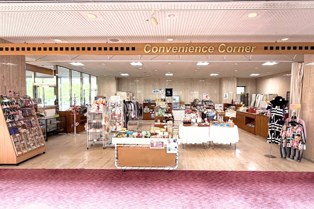 ダイヤモンド滋賀ロビー内の売店「Convenience Corner」。お菓子・お土産・衣類などが並ぶ広めの店内