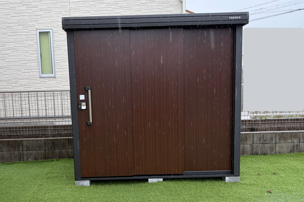 雨が降っている日のBLACKエルモLMD-2211-BKの外観