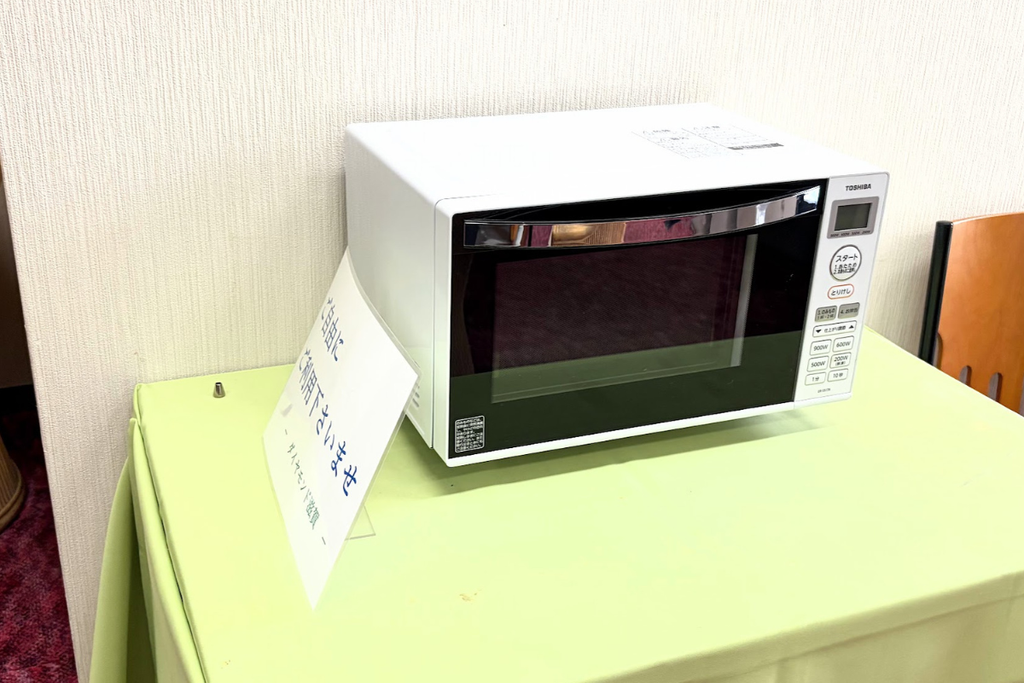 ダイヤモンド滋賀館内に設置された共用の電子レンジ。自由に利用できる