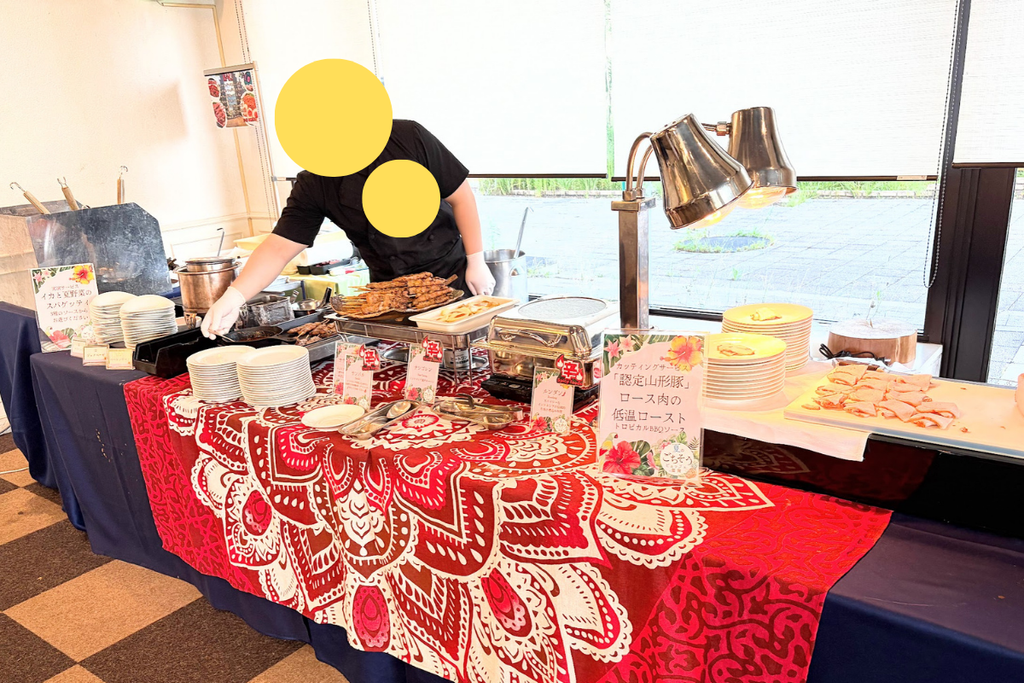 ダイヤモンド滋賀 夕食ビュッフェの会場（山形豚ロース肉の低温ロースト）
