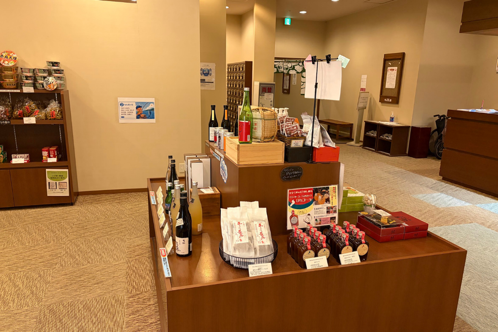 やっぽんぽんの湯内の小さな売店。地酒や入浴剤、お菓子などが陳列されている