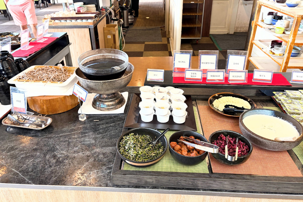 ダイヤモンド滋賀の朝食ビュッフェ ご飯のお供コーナー（納豆・とろろ・梅干しなど）