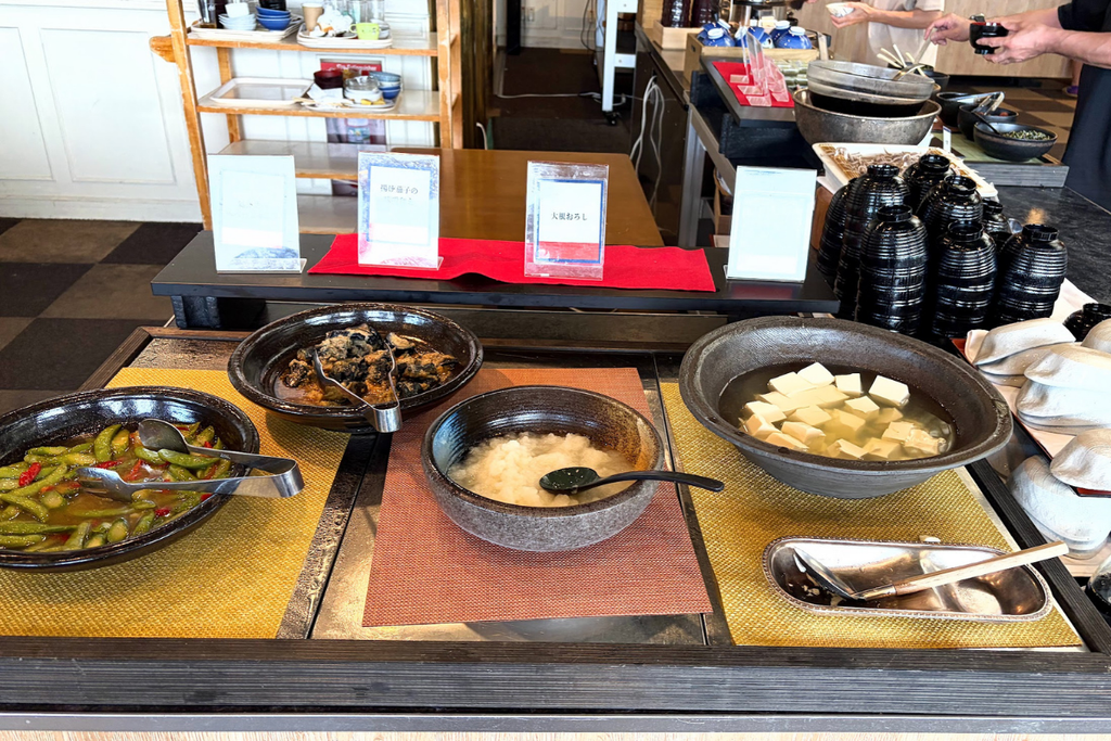ダイヤモンド滋賀の朝食ビュッフェ 和食コーナー（揚げナスの味噌和え、大根おろし、冷やっこなど）