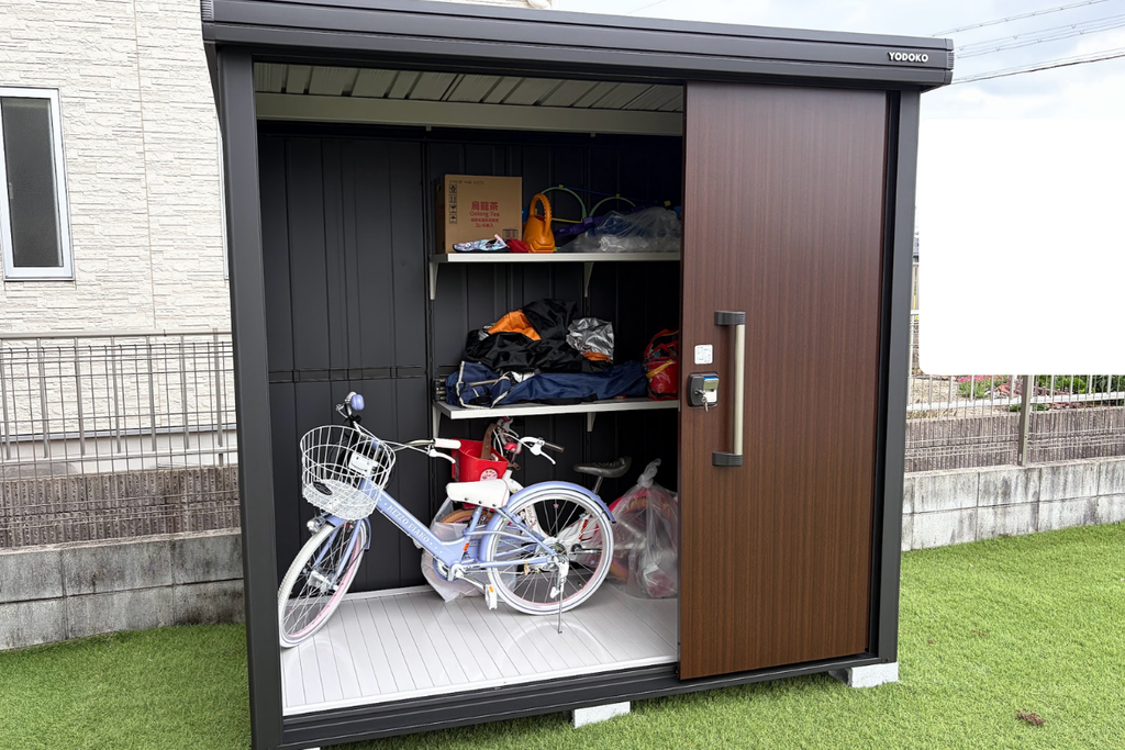 BLACKエルモLMD-2211-BKの庫内に自転車や三輪車をゆとりを持って収納している様子