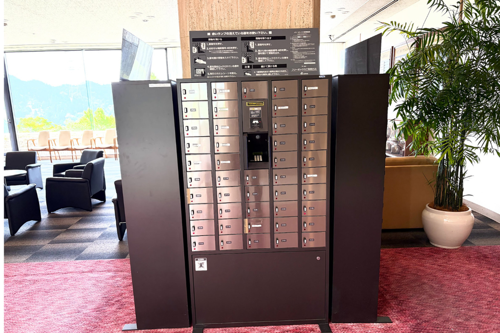 ダイヤモンド滋賀1Fロビー横の貴重品ボックス。多数のロッカーが並んでいる