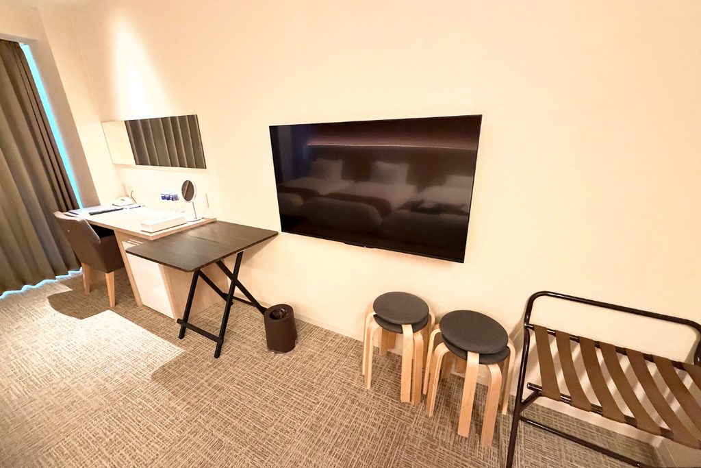 ダイヤモンド滋賀 新スリーベッドルームの壁掛けテレビとデスク周辺
