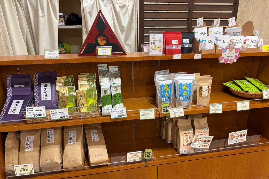 売店に並ぶ土山産のお茶各種。深蒸し茶・ほうじ茶など地元ブランドのお茶が揃っている