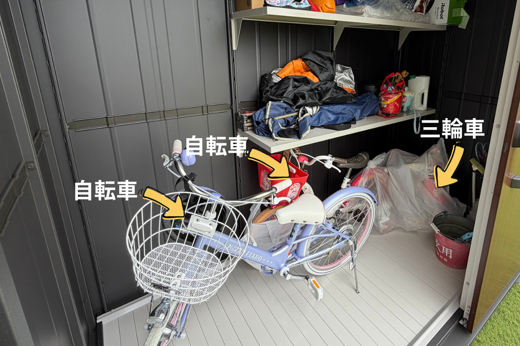 BLACKエルモLMD-2211-BKに自転車2台と三輪車1台を収納している様子