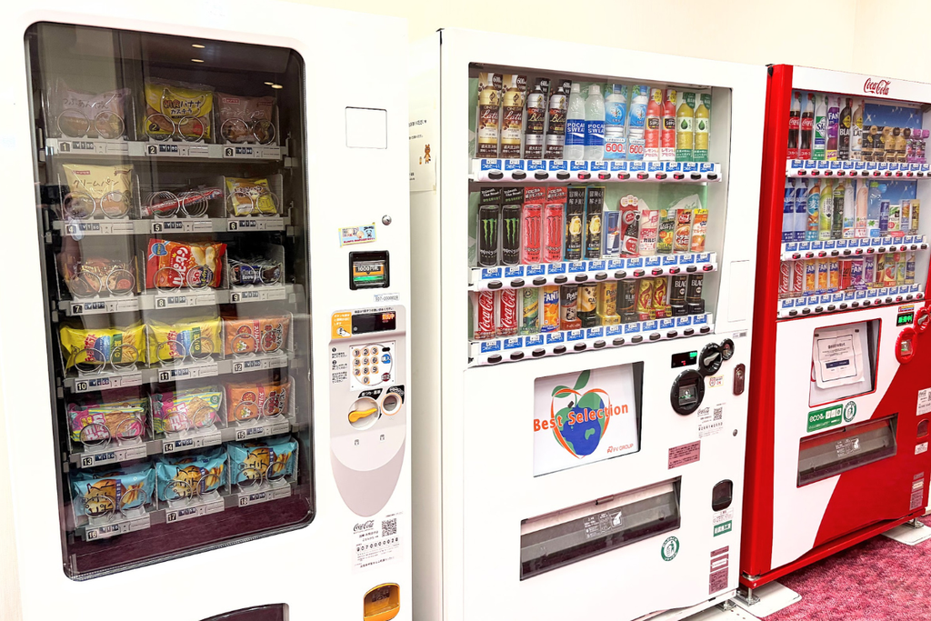 ダイヤモンド滋賀館内のお菓子・ドリンク自動販売機。お菓子とソフトドリンクの2台が並んでいる