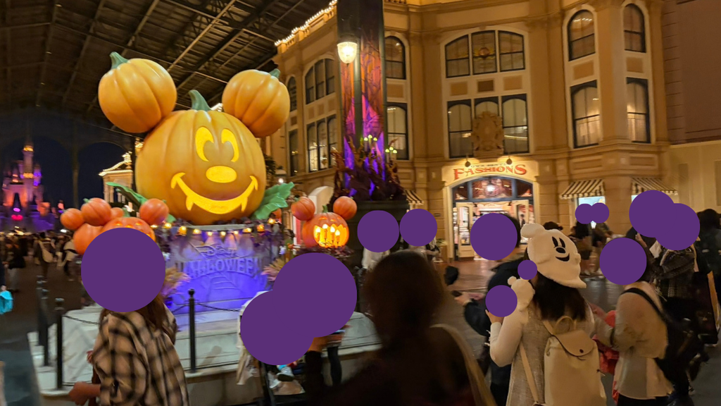 2026年9月のハロウィン期間に訪れた東京ディズニーランドの夜の様子